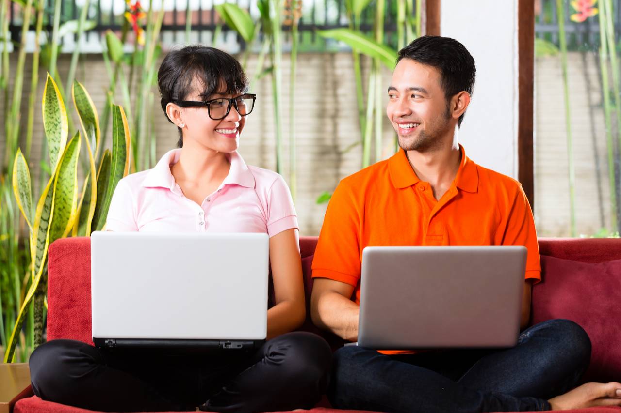 m_fld15_paar mit laptop Indonesisch - Material im Internet – Spracheninstitut Universität Leipzig